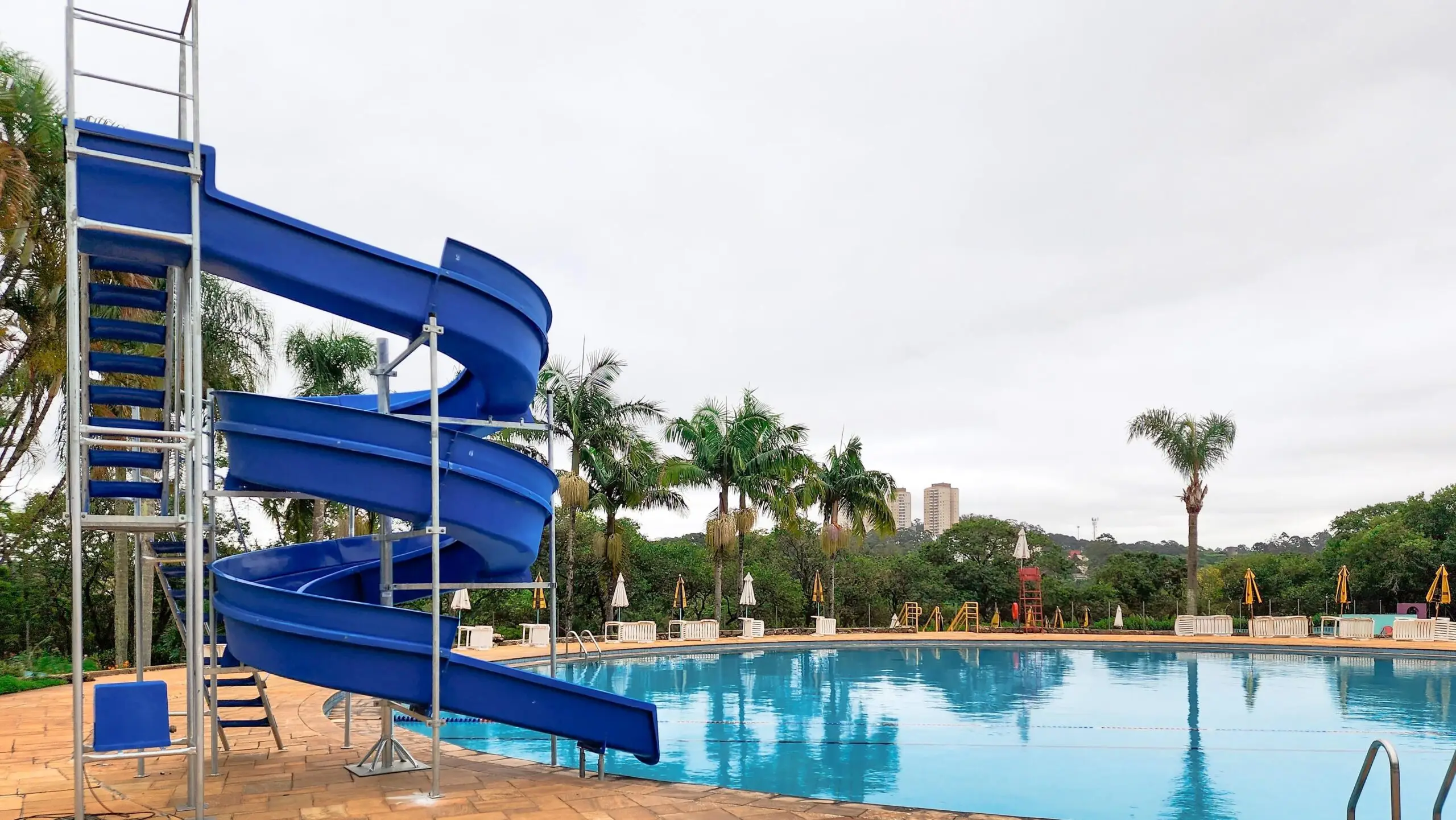 Piscina e toboágua do clube